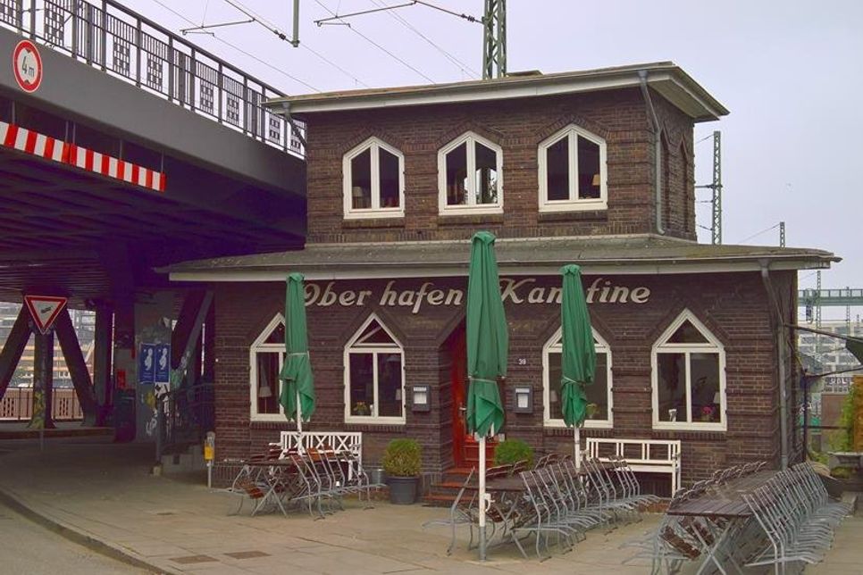 Die Oberhafenkantine ist die letzte ihrer Art im Hamburger Hafen und birgt einige Geschichten. Stilecht wird dort auf halber Strecke zwischen Hafenmuseum und Speicherstadt zum Mittagessen Station gemacht.