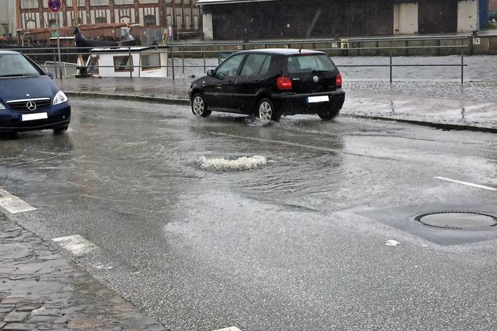 Die Abwassersysteme konnten das viele Regenwasser kaum noch aufnehmen.