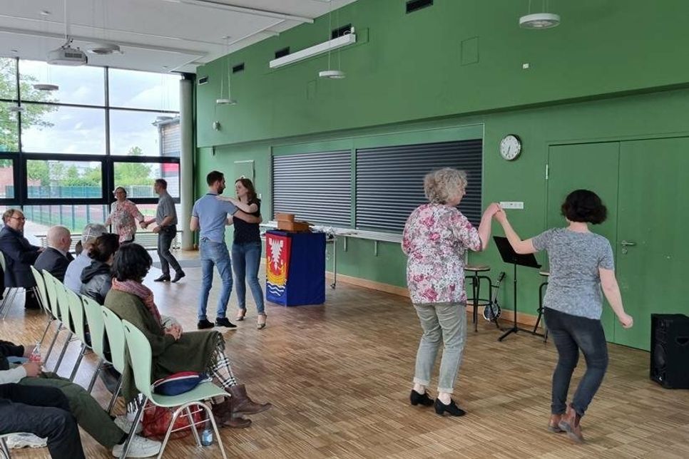 Der Neustädter Tanzclub unterhielt mit Tanzvorführungen.