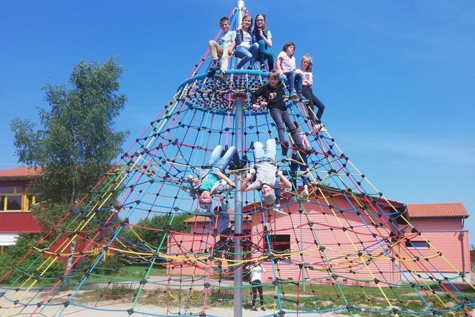 Die sieben Meter hohe Netzpyramide bildet den Mittelpunkt auf dem Schulhof.