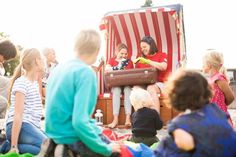 In Sierksdorf gibt es die „Gute Nacht Geschichte im Strandkorb“ noch bis zum 3. August.