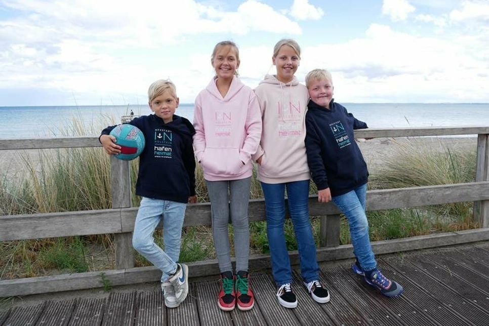 Hafenheimat-Kollektion am Strand. (Foto: Balticum Verlag Celina Heimes)