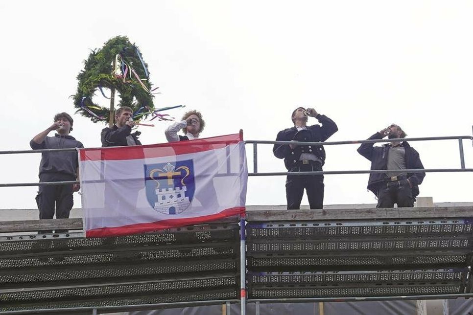 Mit dem traditionellen Richtspruch erklärte Matthias Deeg, Zimmerermeister der Firma Harms, den Rohbau für fertiggestellt – in den kommenden Monaten wird nun der Innenausbau erfolgen, um den Erweiterungsbau der Kreisverwaltung im Frühling 2024 beziehen zu können.