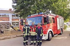 Ratekaus Ortwehrführer Markus Thiel und seine Kameradinnen Sandra Helbich (r.) und Michelle Birkmann hatten sich vor kurzem auf den Weg zur jährlichen Feueralarmübung an der Grundschule Ratekau gemacht und zeigten sich mit dem Verlauf äußerst zufrieden. (Foto: privat/hfr)