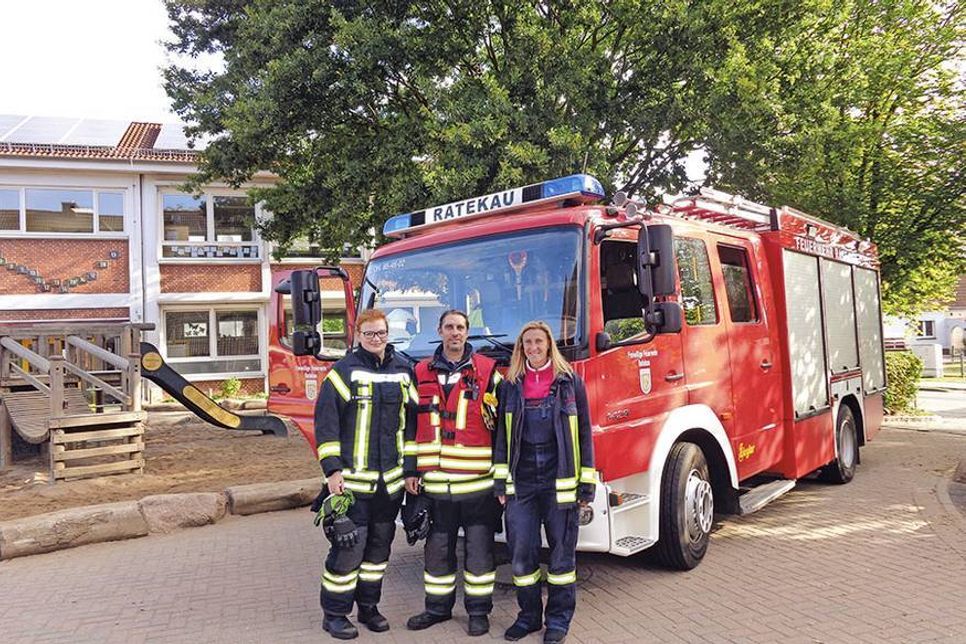 Ratekaus Ortwehrführer Markus Thiel und seine Kameradinnen Sandra Helbich (r.) und Michelle Birkmann hatten sich vor kurzem auf den Weg zur jährlichen Feueralarmübung an der Grundschule Ratekau gemacht und zeigten sich mit dem Verlauf äußerst zufrieden. (Foto: privat/hfr)