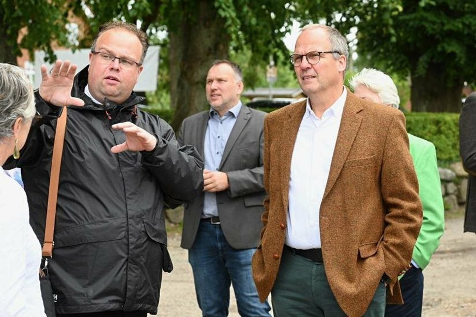 Architekt Christian Wildfang (lks.), der Minister Werner Schwarz das neue Multifunktionsgebäude auf dem Campus erläutert. Im Hintergrund ist Kay Kappler vom Kirchenkreis zu sehen. (Fotos: Heinen)