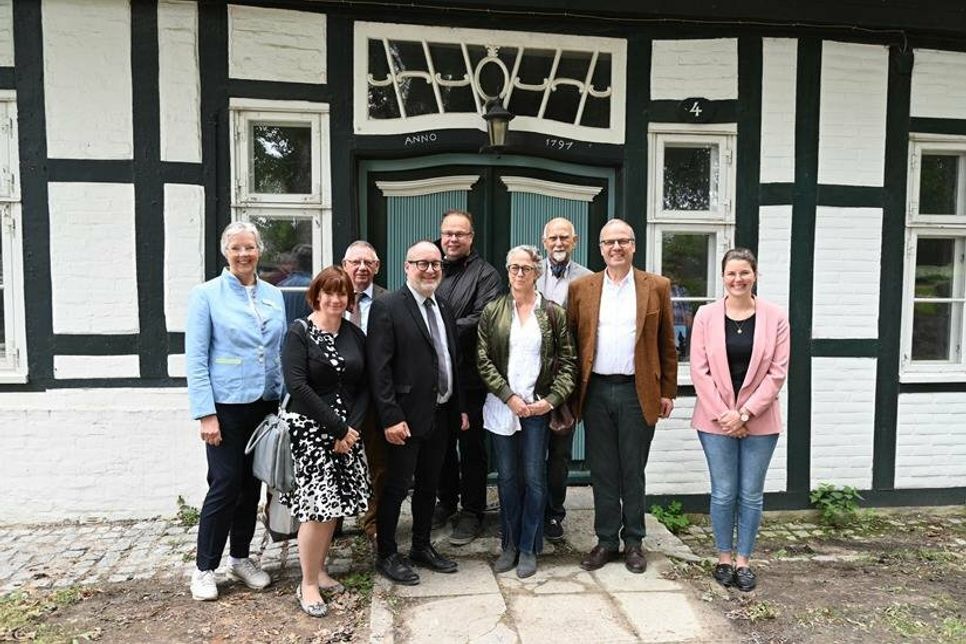 Dr. Juliane Rumpf, Heike Steinbach, Hans-Jürgen Kolbe (stv. KGR-Vorsitzender), Pastor Anas Hamami, Architekt Christian Wildfang, Camilla Prinzessin zu Waldeck und Pyrmont, Präses Dr. Peter Wendt, Minister Werner Schwarz und Lisa Muchow (Aktivregion Wagrien-Fehmarn) (v. lks.).
