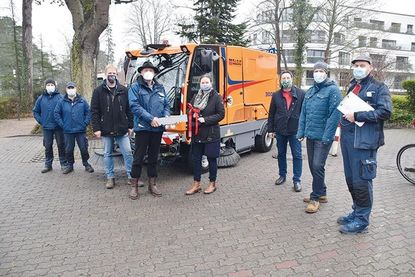 Übergabe der neuen Straßenkehrmaschine durch Michael Dose (Fa. Dulevo, 3.v.li.) und Reinhard Ahrens (Land und Bau) an die 1. Stellvertreterin des Bürgermeisters, Melanie Puschaddel-Freitag. Mit ihr freuen sich die Bauhofmitarbeiter Roman Shtol (li.) und Vladimir Horn sowie Dipl.-Ing. Torsten Ralf (Fachdienst Bauverwaltung und Umweltschutz, 3.v.re.) und Bauhofsleiter Rüdiger Helm und sein Stellvertreter Sven Petersen (rechts).