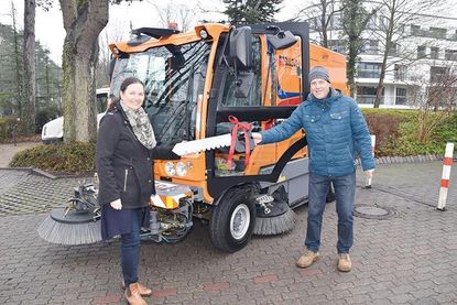 Die amtierende Bürgermeisterin Melanie Puschaddel-Freitag gibt den Fahrzeugschlüssel obligatorisch an Rüdiger Helm, Leiter des Bauhofes der Gemeinde, weiter.