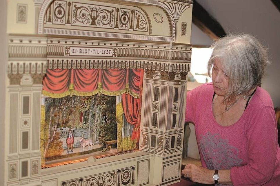Barbara Reimers mit einem historischen Nachbau des königlichen Theaters in Kopenhagen.