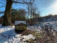 Ein alter Kilometerstein am Wegesrand.