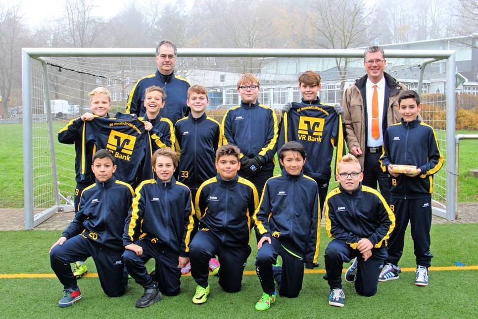 11 der 13 Spieler aus Neustadt und Altenkrempe mit ihrem Trainer Timm Quattert und Ulf Braune (re.).