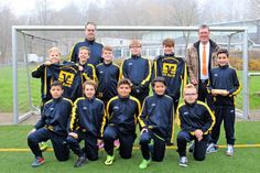 11 der 13 Spieler aus Neustadt und Altenkrempe mit ihrem Trainer Timm Quattert und Ulf Braune (re.).