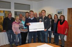 Bürgermeister Bernhard Markmann überreichte den Spendenscheck an Kay Schröder (Mi. v. lks.) von der „Lübeck-Hilfe für krebskranke Kinder“.