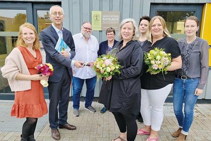 Im Beisein von Sozialausschuss-Vorsitzenden Jürgen Brede und Bürgervorsteherin Anja Bendfeldt (hinten) und Mitgliedern beider Instituitonen übergab Andrea Kruse vom bisherigen Trägerverein den symbolischen Schlüssel an Andreas Hagenkötter von der Montessori Nord gGmbH.