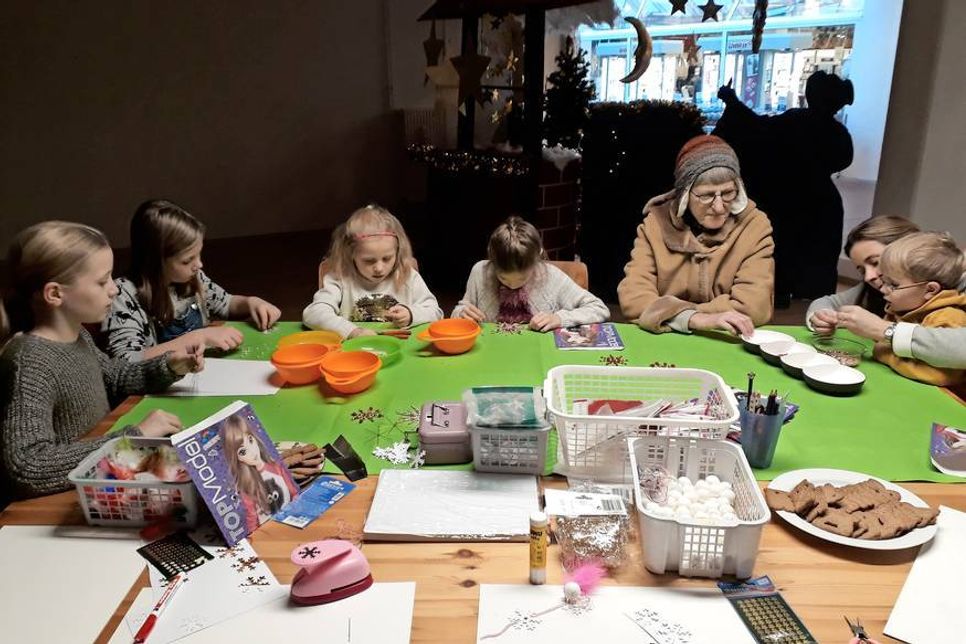 Neustadt. Da waren sich die Kinder einig, die am 2. Adventssamstag zum Weihnachtsbasteln ins eska-Kaufhaus gekommen waren. Wie schon im letzten Jahr hatten sich die Mitarbeiterinnen der Bastelabteilung etwas Schönes ausgedacht. Diesmal wurden Perlensterne und niedliche Federengel gebastelt. In gemütlicher Atmosphäre wurden konzentriert Perlen aufgefädelt und Engel geschmückt. Die kleinen Künstler waren mit viel Freude dabei und nahmen ihre Schätze stolz mit nach Hause. (red)