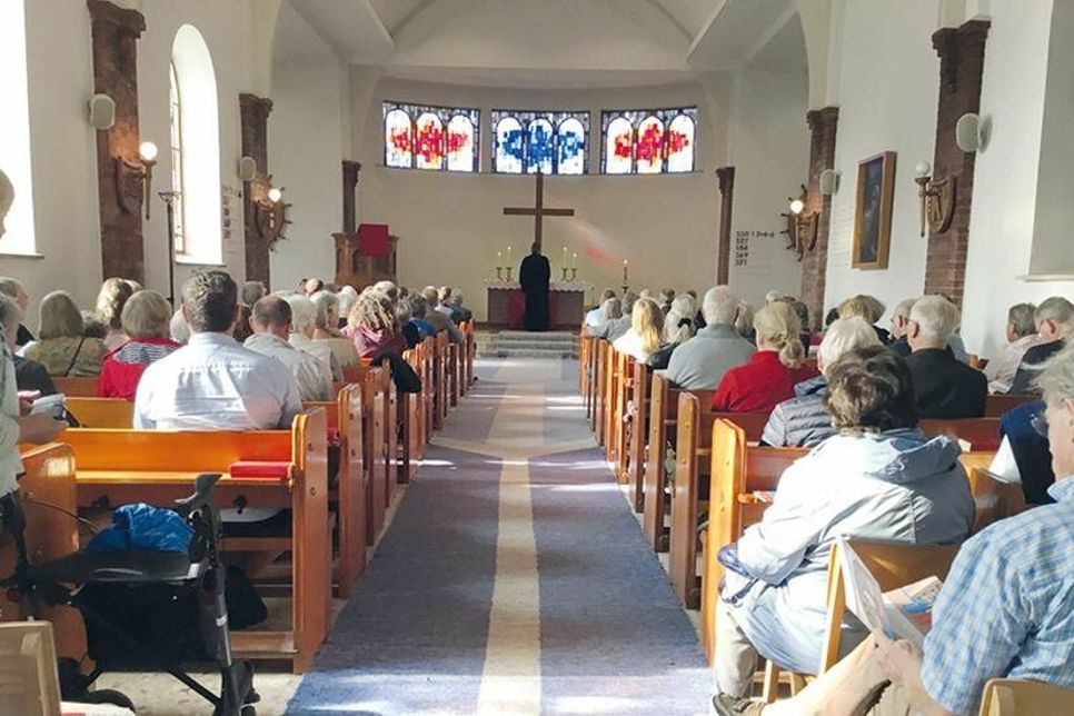 Pastor Johannes Höpfner predigte beim Festgottesdienst zur Einweihung der Orgel vor einer großen Gemeinde.