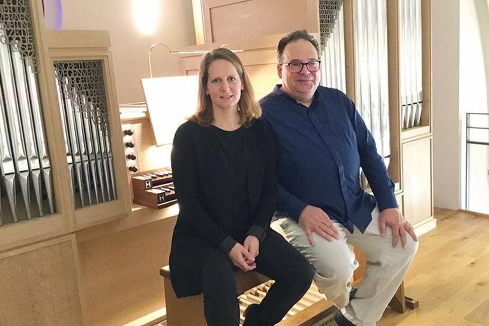 Die Kirchenmusiker Lena Sonntag und Jan Weinhold sind begeistert vom warmen Klang der neuen Orgel.