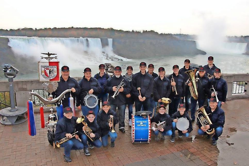 Gruppenbild vor den Niagara Falls.