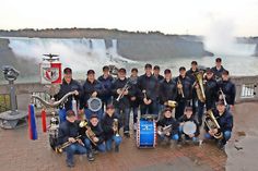 Gruppenbild vor den Niagara Falls.