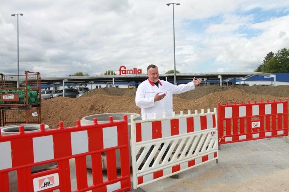 Stellvertretender Warenhausleiter Martin Dittrich präsentiert das aktuelle Parkplatzbaufeld. Dahinter stehen vor dem Haupteingang aber immer noch genügend freie Parkplätze zur Verfügung.