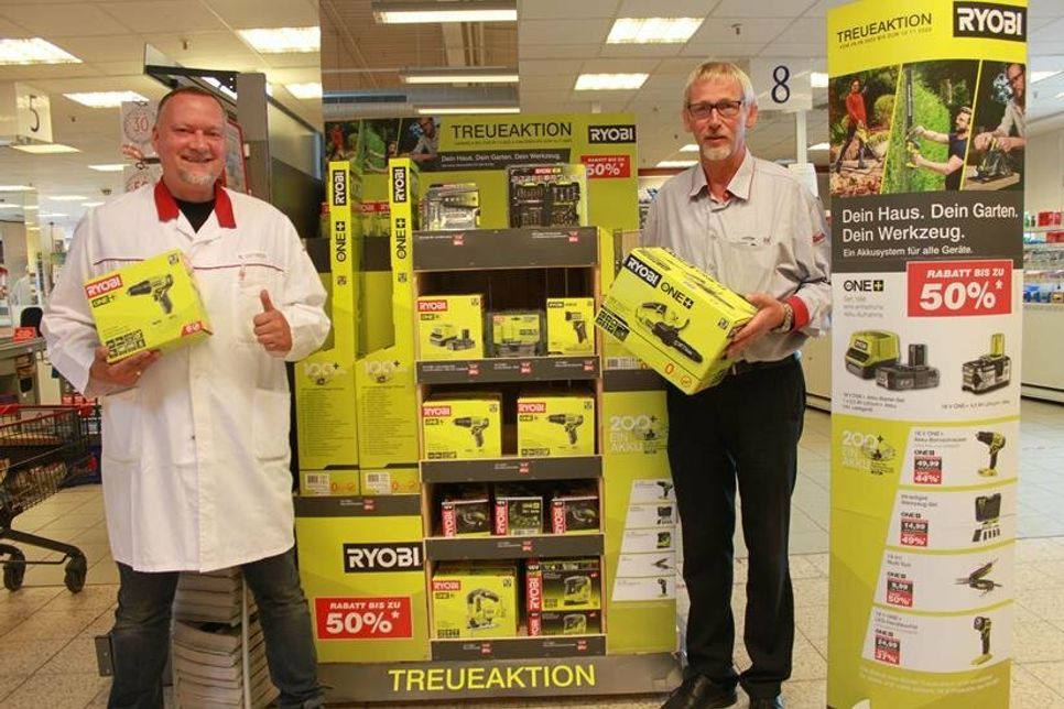 Stellvertretender Warenhausleiter Martin Dittrich (lks.) und Nonfood-Leiter Ulrich Barmwater mit den Heimwerkerprodukten im Kassenbereich.