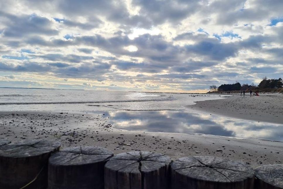Einen „Ehrenplatz“ in unserer Galerie bekommt heute Mailin Fisler. Das 10-jährige Nachwuchstalent fotografierte das Wolkenspiel am Kellenhusener Strand.