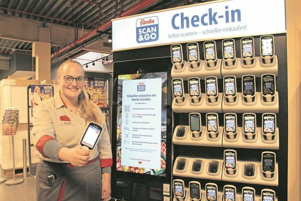 Lisa Bauer präsentiert das neue Einkaufssystem.