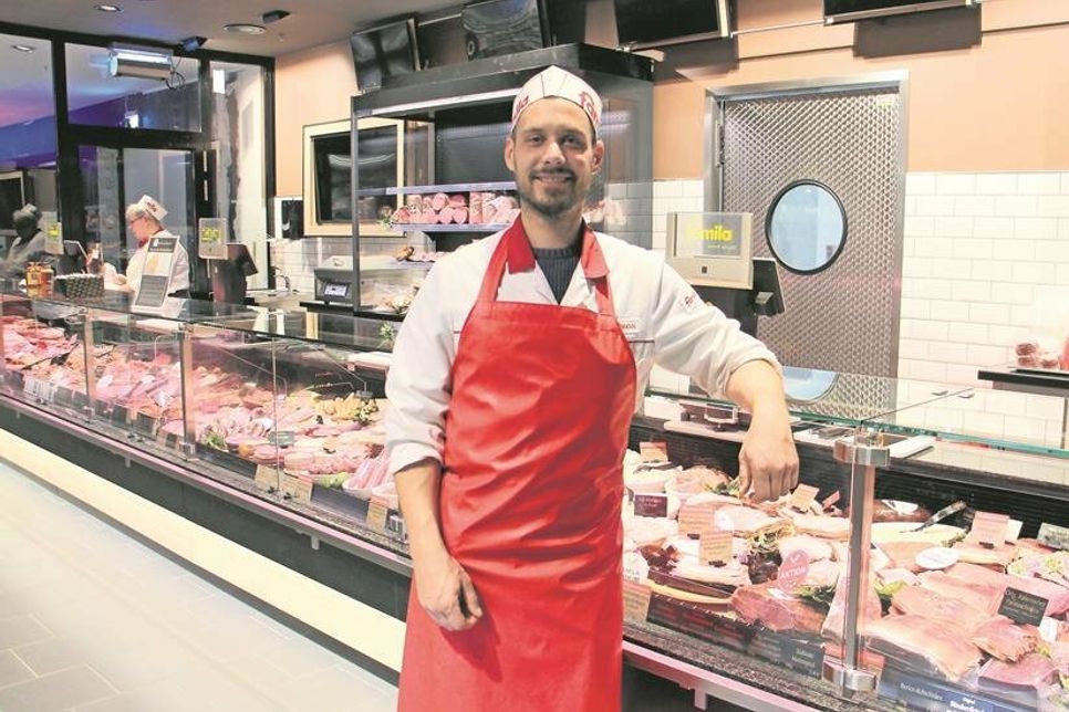 Die Abteilung Fleisch und Wurst ist mit Fleischermeister Oliver Deutschmann vorübergehend im neuen Käsebereich untergebracht.