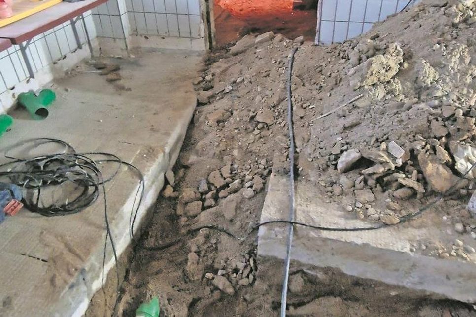 Schwerstarbeit für die Handwerker: Im ursprünglich verbauten Beton-Fundament mussten tiefe Gräben ausgehoben werden.