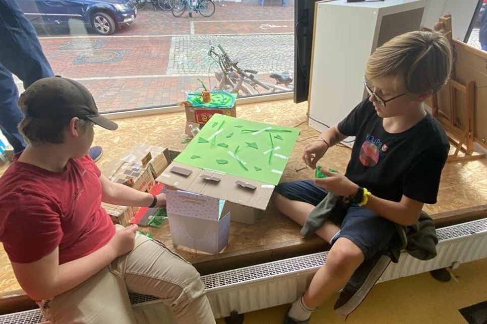 Die beiden Schüler Emil und Rasmus, hier bei der Arbeit an einem Urban-Gardening-Modell, wollen auch beim zweiten Workshop dabei sein. (Foto: Sebastian Bertram)