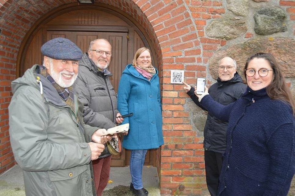Wolfgang Scharf (v.l.) und Dietrich Klindwort freuen sich mit den Gottesleuten Gesa Paschen, Andreas Rohwer und Adela Jártimová über die neue QR-Code Aktion.