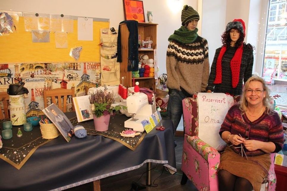 Im Atelier nimmt Madeleine Koopmann ihre Kursteilnehmer mit auf eine nostalgische Reise.