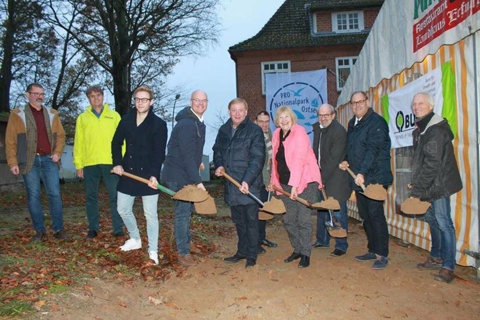 Gemeinsamer Spatenstich: Dr. Andreas Schmidt (Leiter BUND-Umwelthaus), Ole Eggers (BUND-SH Geschäftsführer), Bruno Hönel (MdB, Bündnis 90/Die Grünen), Tobias Goldschmidt (Umweltminister von Schleswig-Holstein), Ingo Gädechens (MdB, CDU), Dietmar Ulbrich (Landesvorsitzender BUND-SH), Bettina Hagedorn (MdB, SPD), Prof. Ingo Lütkemeyer (Architekt, IBUS Architektengesellschaft), Bürgermeister Mirko Spieckermann, Jürgen Leicher (stellvertretender Landesvorsitzender BUND-SH), (v. lks.).