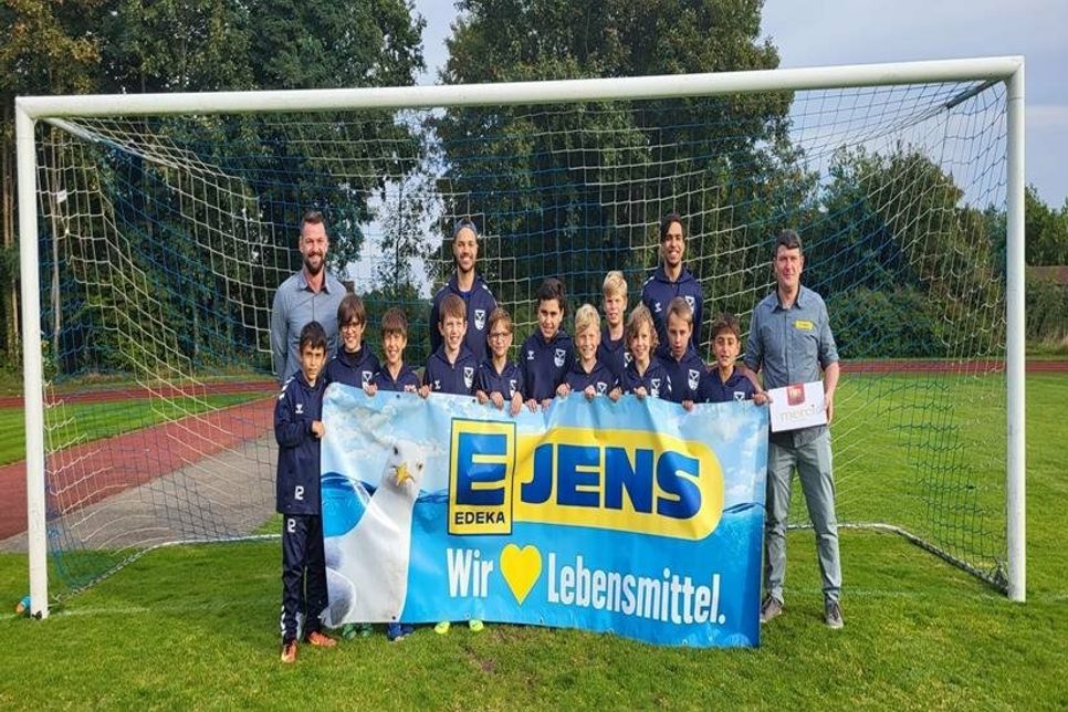 Die E1-Nachwuchsfußballer des TSV Lensahn mit Trainerteam und Sponsor.