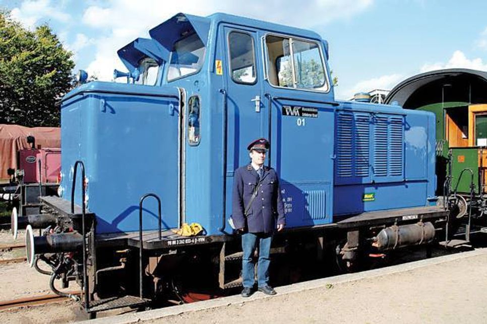 Schaffner Stefan Dolezal vor der Diesellok von 1960. (Foto: Asmus)