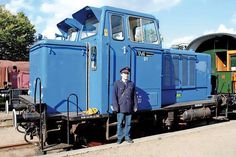 Schaffner Stefan Dolezal vor der Diesellok von 1960. (Foto: Asmus)