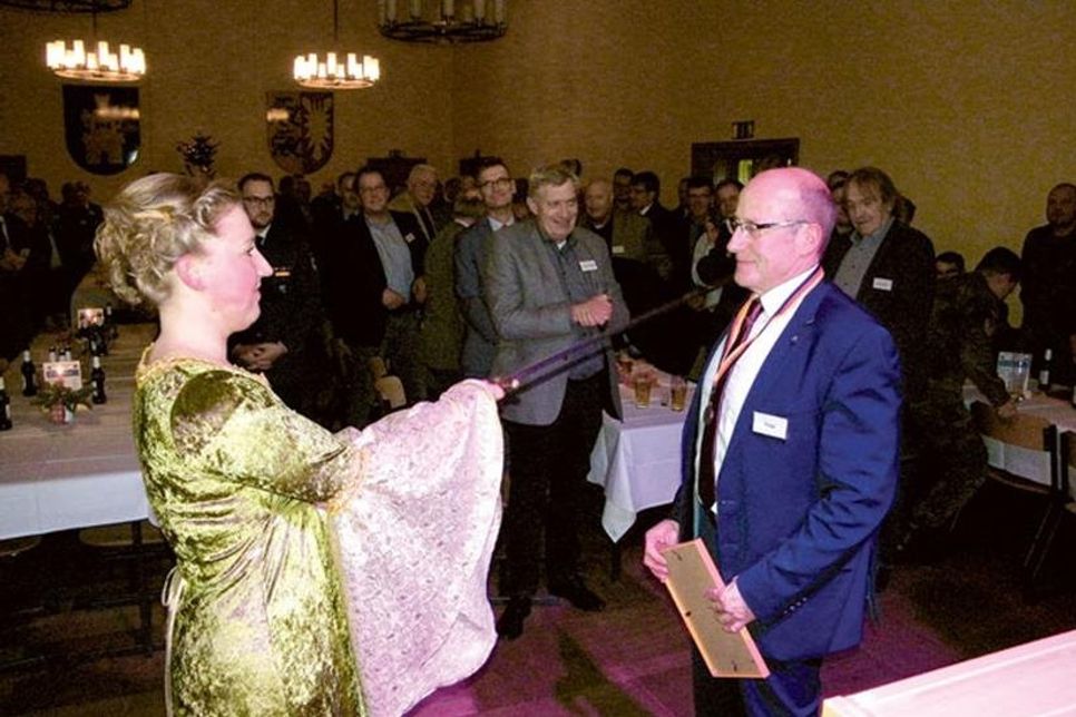 Die Zeremonie: Die Heilige Barbara ernennt Bürgermeister Martin Voigt zum Ehrenfeuerwerker.