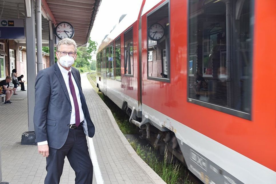 Schleswig-Holsteins Verkehrsminister Bernd Buchholz besuchte den Bahnhof in Timmendorfer Strand und kündete die Taktverdichtung für die Sommerwochenenden an.