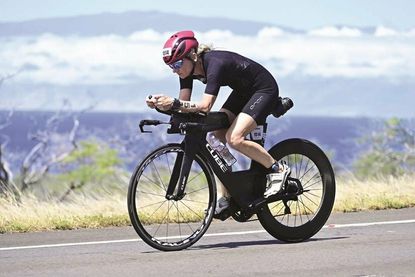 Radfahren ist eine der drei Disziplinen: Myriam Ribcke musste auf Hawaii den schwierigen Rahmenbedingungen trotzen.