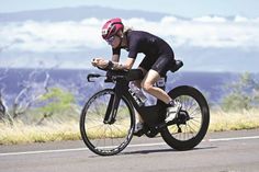 Radfahren ist eine der drei Disziplinen: Myriam Ribcke musste auf Hawaii den schwierigen Rahmenbedingungen trotzen.