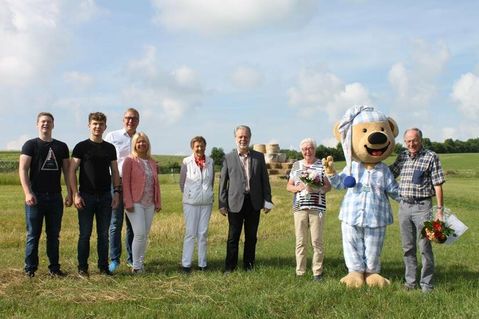 Bürgermeister Rainer Holtz (Mi.) gratulierte Gudrun und Karl-Jürgen Prinz (re.) im Beisein der gesamten Familie Bendfeldt (lks.) und Maskottchen „Baumi“.
