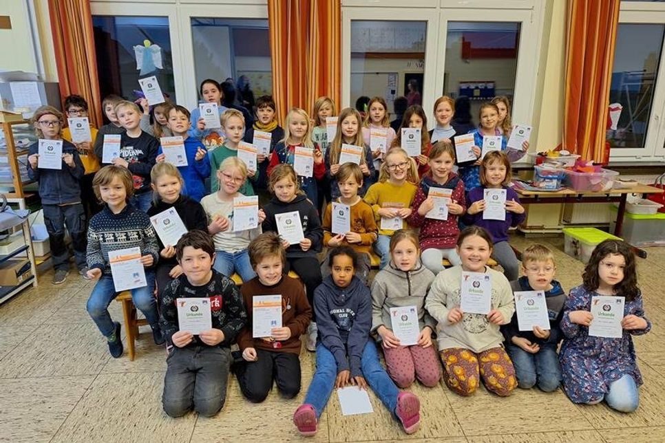 Die Schülerinnen und Schüler freuen sich über die erhaltenen Auszeichnungen.