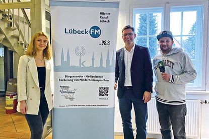 Joelina Braun vom Offenen Kanal Lübeck, Bürgermeister Thomas Keller und Jugendarbeiter Patrick Bohle suchen Jugendliche, die Lust haben, die Gemeinde Ratekau ins Radio zu brinen. Die Info-Veranstaltung dazu findet am Freitag in Ratekau statt.