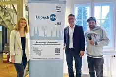 Joelina Braun vom Offenen Kanal Lübeck, Bürgermeister Thomas Keller und Jugendarbeiter Patrick Bohle suchen Jugendliche, die Lust haben, die Gemeinde Ratekau ins Radio zu brinen. Die Info-Veranstaltung dazu findet am Freitag in Ratekau statt.