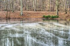 Wenn das Eis knistert und knackt, Risse aufweist oder schwallweise Wasser auf die Oberfläche tritt: Nicht betreten.
