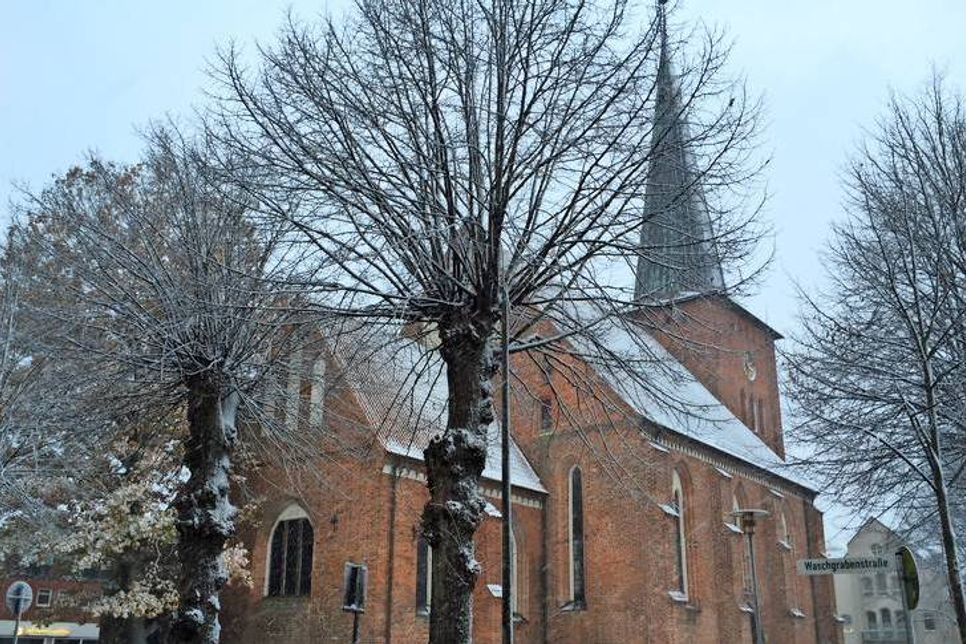 Ein Hauch von Winter mitten im Herbst an der Stadtkirche.