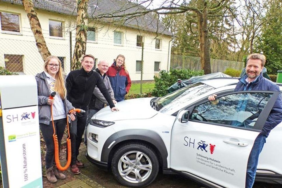 Freuen sich, ab sofort e-mobil naturschützend unterwegs zu sein: Das Team der Integrierten Station Holsteinische Schweiz Leonie Dittmann, Jens Rethwisch, Lea Pietsch und Carsten Burggraf mit Jens Basfeld, Dezernatsleiter des LLUR.