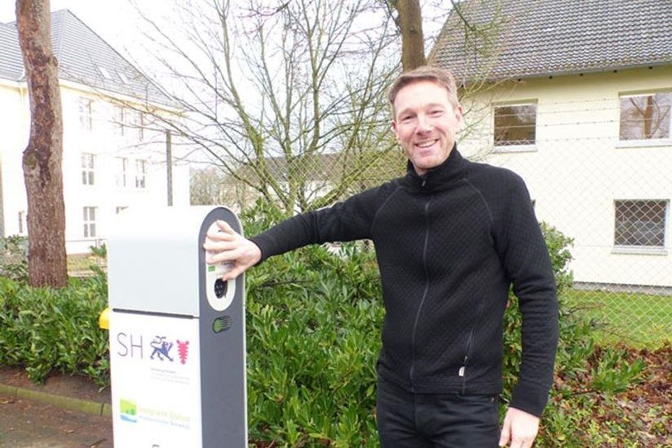 Und die zweite Seite der Ladesäule darf gern von anderen E-Auto-Fahrern zum Laden genutzt werden – zu finden ist sie auf dem Parkplatz hinter dem Finanzamt hinten in der Ecke.