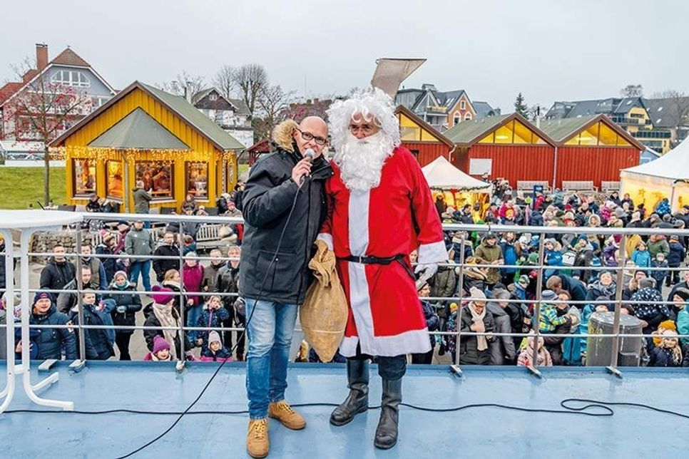 Der Weihnachtsmann und Moderator René Kleinschmidt freuen sich auf viele Gäste im Niendorfer Hafen.